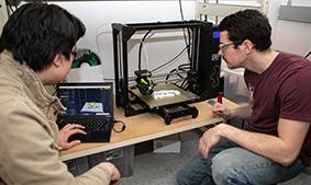 工科学生使用3D打印机工作